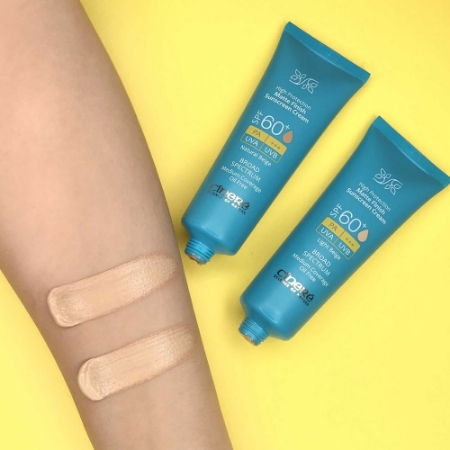 کرم ضد آفتاب مات رنگی سینره مناسب پوست چرب و جوش دار +SPF60 بژ طبیعی