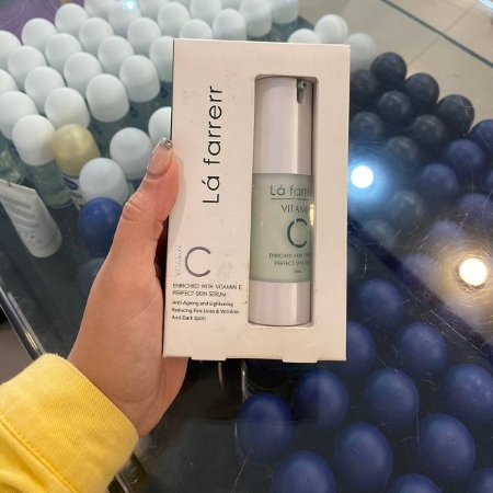 سرم روشن کننده و ضد پیری لافارر حاوی ویتامین ث حجم 30 میلی لیتر